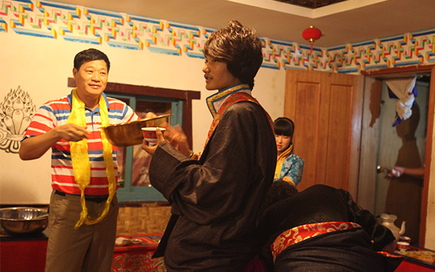 到了藏民家里，便可以感受到他们的那种热情与豪放，看看“酒杯”就知道了,这是“干盆”了!