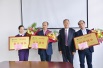 吴小龙董事长为最佳团队颁奖