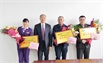 吴小龙董事长与最佳团队代表合影