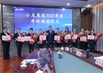 总裁助理覃伟康与“优秀员工奖”“优秀教师奖”获得者合影
