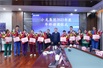 总裁助理甘沛安与“优秀员工奖”获得者合影 (1)
