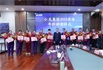 总裁助理甘沛安与“优秀员工奖”获得者合影