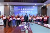 总裁助理胡赛龙与“优秀员工奖”获得者合影